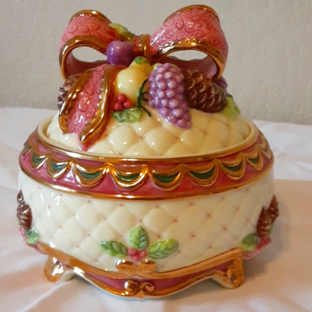 Beautiful musical candy dish